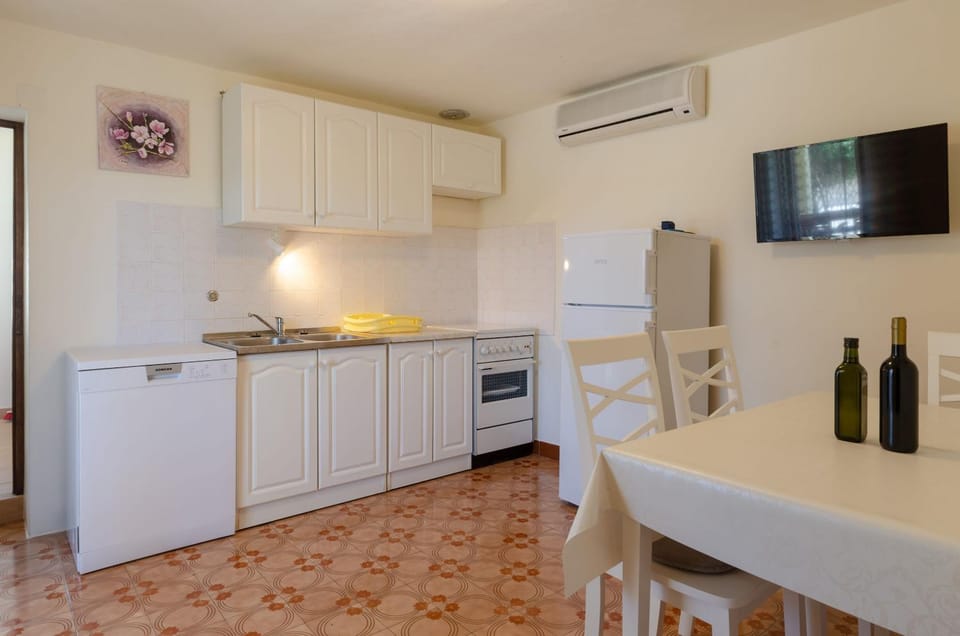 TV and multimedia, Kitchen or kitchenette, Dining area, pet friendly, stove, air conditioner