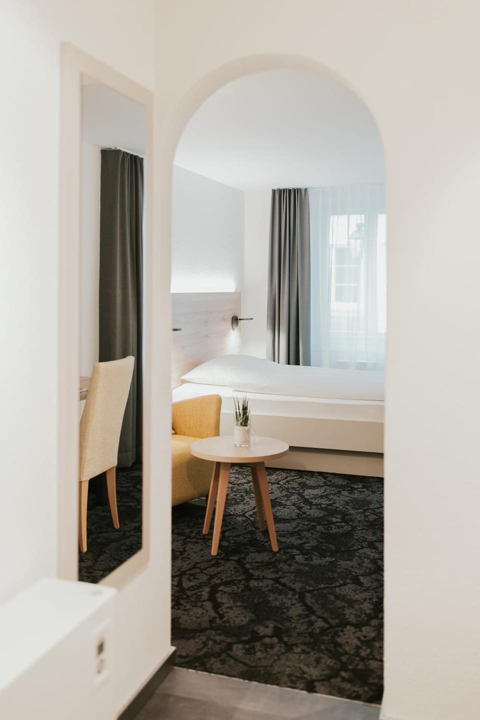 Bed, Photo of the whole room, Seating area