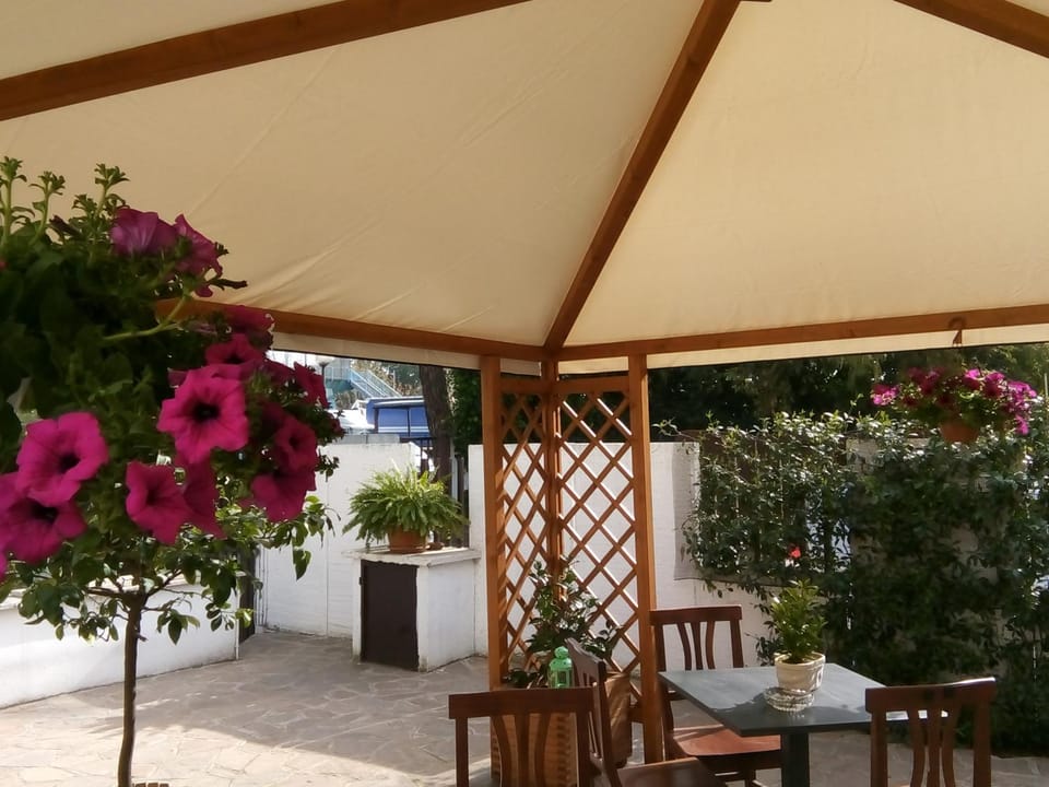 Patio, Facade/entrance