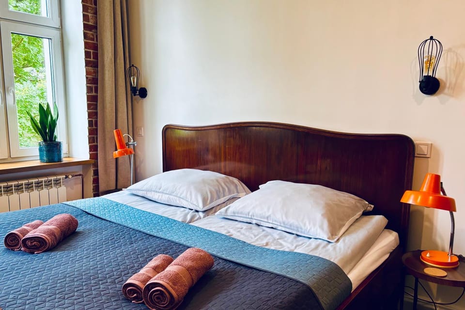 Bed, Bedroom, towels