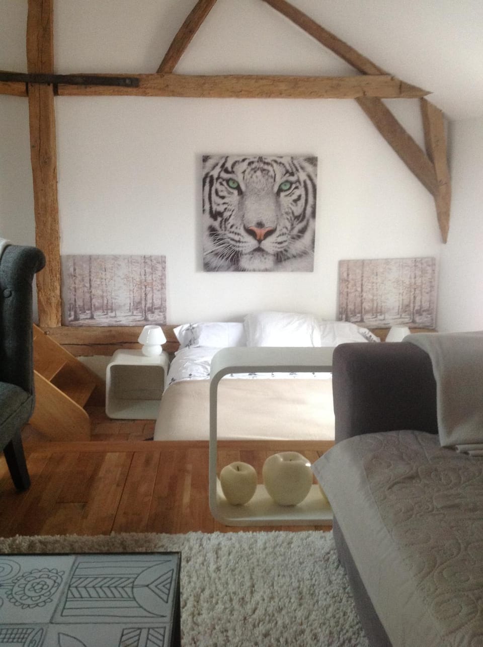 Property building, Bed, Coffee/tea facilities, Decorative detail, Bedroom, Garden view