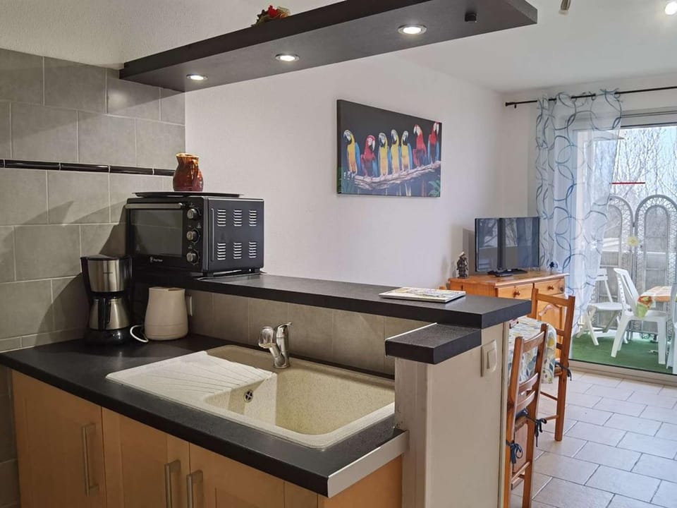 Charmant appartement T2 cabine, proche plage, commerces, parking privé, terrasse sud-est, 5 pers - FR-1-326-582 Cabin in Marseillan