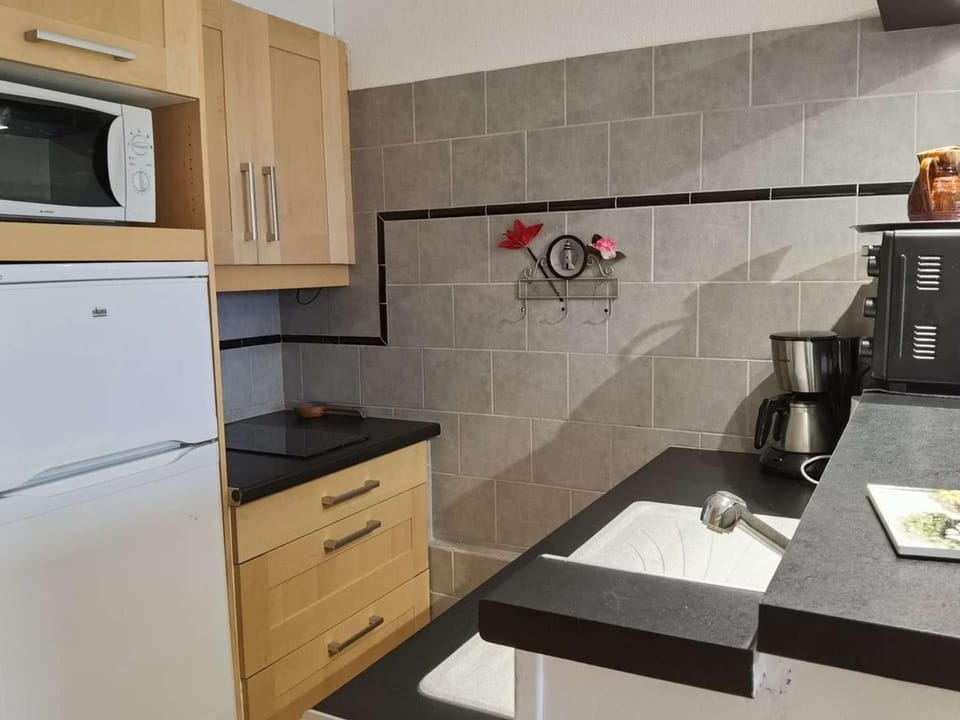 Charmant appartement T2 cabine, proche plage, commerces, parking privé, terrasse sud-est, 5 pers - FR-1-326-582 Cabin in Marseillan