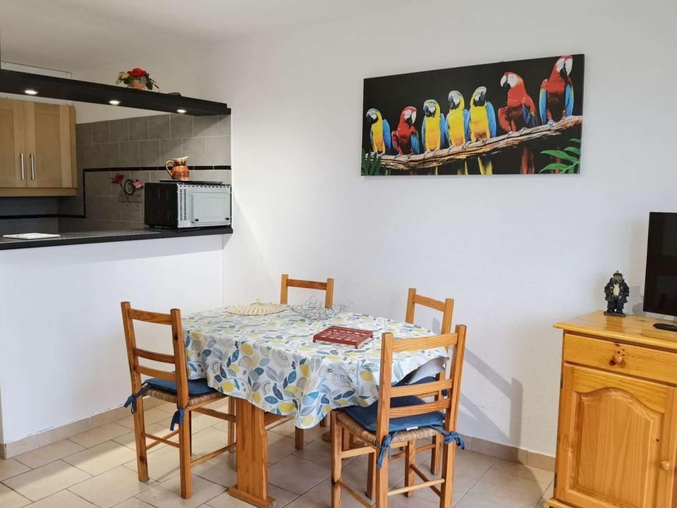 Charmant appartement T2 cabine, proche plage, commerces, parking privé, terrasse sud-est, 5 pers - FR-1-326-582 Cabin in Marseillan