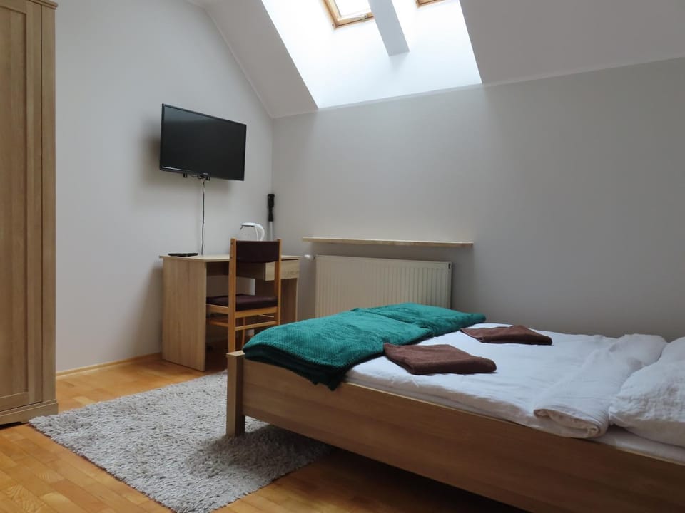 Bed, TV and multimedia, Photo of the whole room, Bedroom, towels