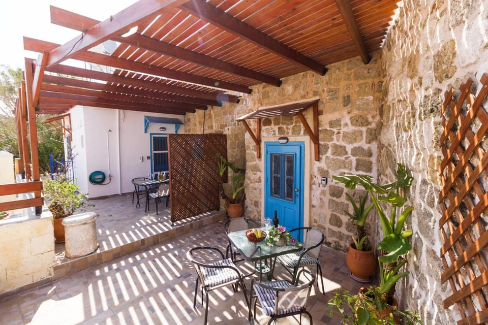 Property building, Patio, Location