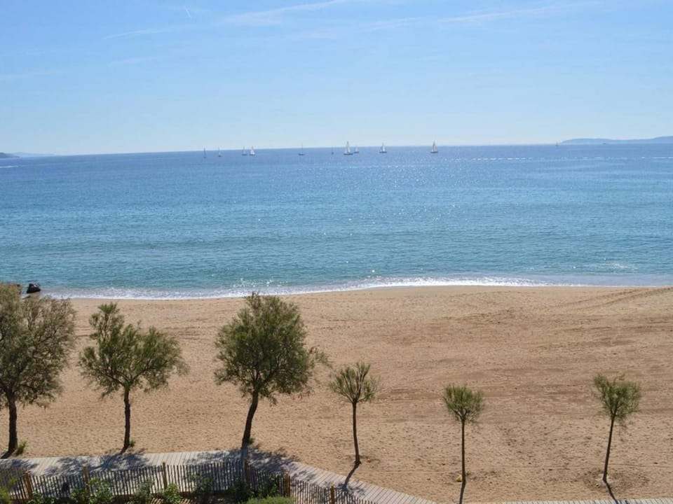 Studio 4 Pers. avec Terrasse sur la Plage au Lavandou - FR-1-251-251 Apartment in Le Lavandou