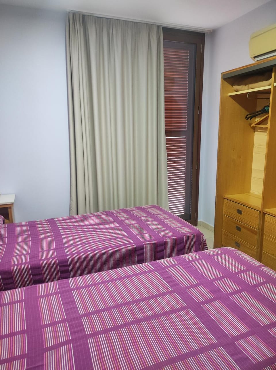 Photo of the whole room, wardrobe, air conditioner