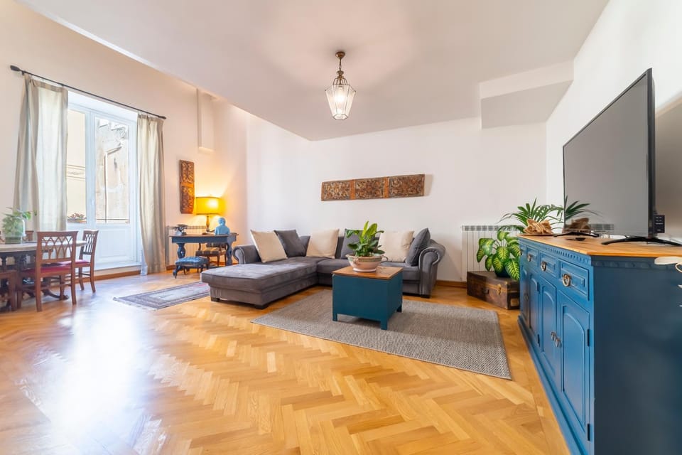 TV and multimedia, Living room, Seating area, Dining area