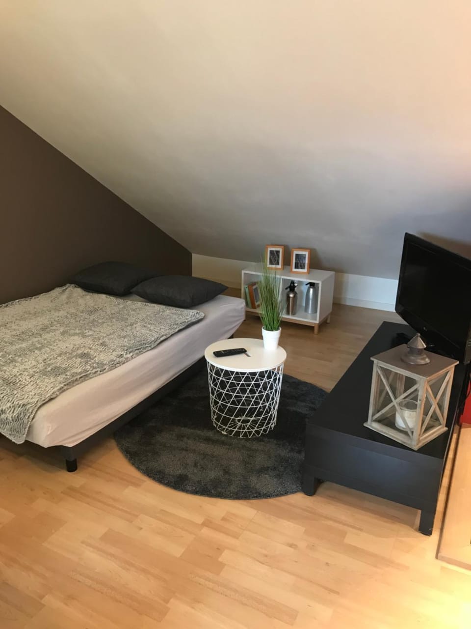 Bed, TV and multimedia, Living room