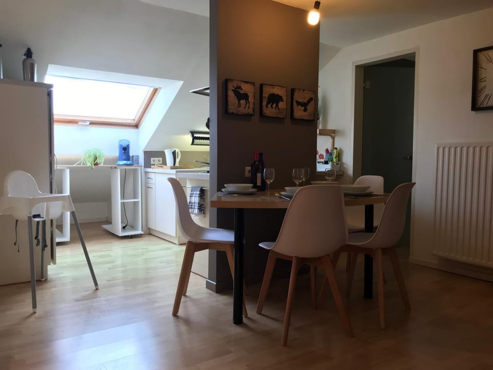 Coffee/tea facilities, Kitchen or kitchenette, Dining area