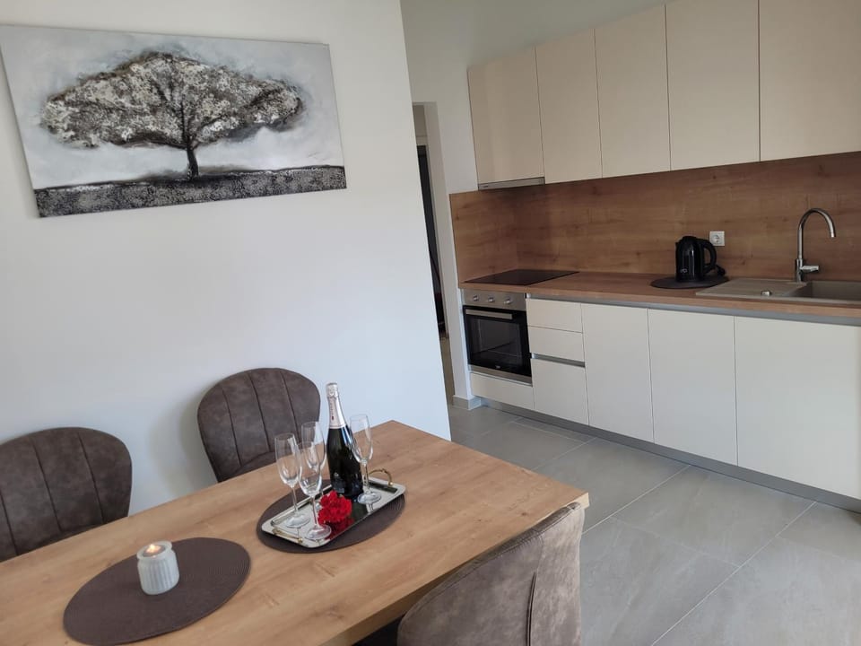 Kitchen or kitchenette, Dining area