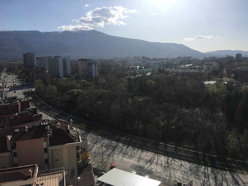 Skiing, Tennis court, Mountain view