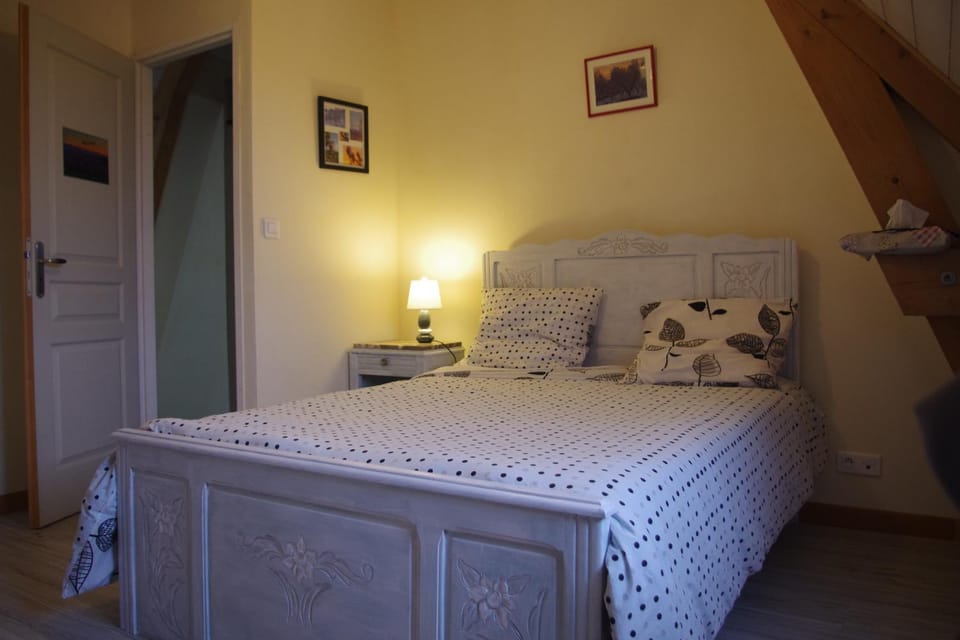 Bed, Photo of the whole room, Decorative detail, Bedroom