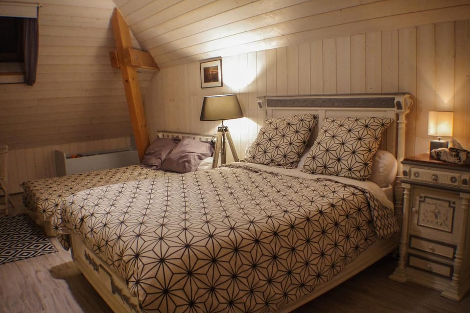 Bed, Photo of the whole room, Decorative detail, cot
