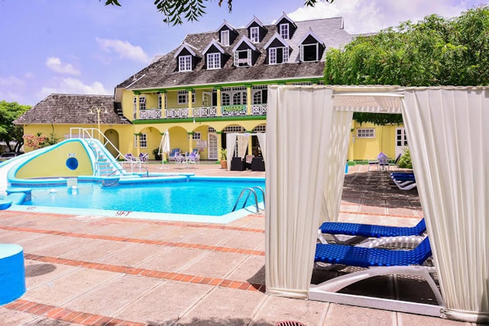 Restaurant/places to eat, Swimming pool