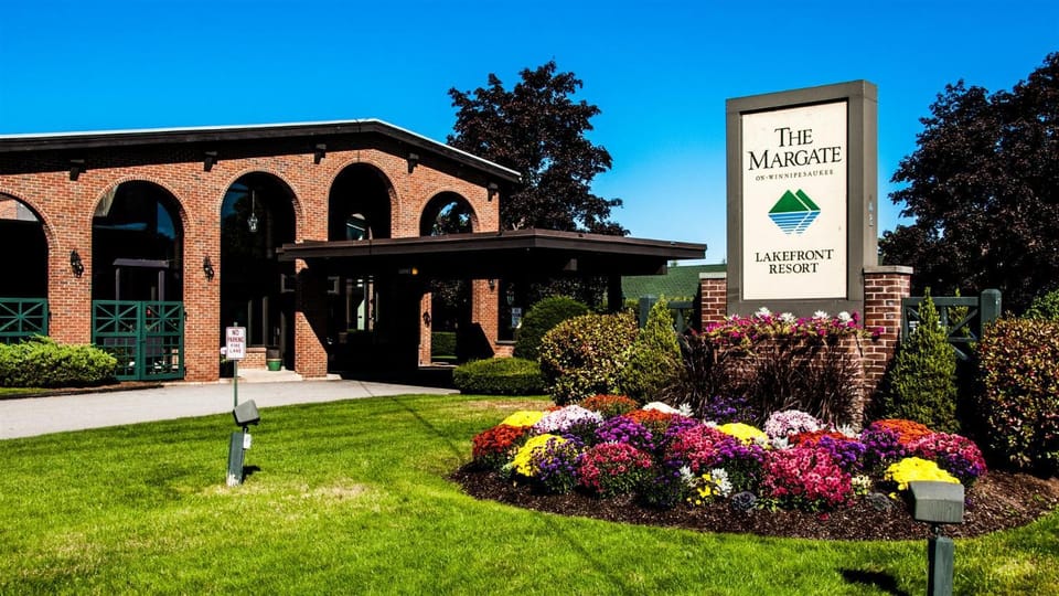 Property building, Facade/entrance, Property logo or sign