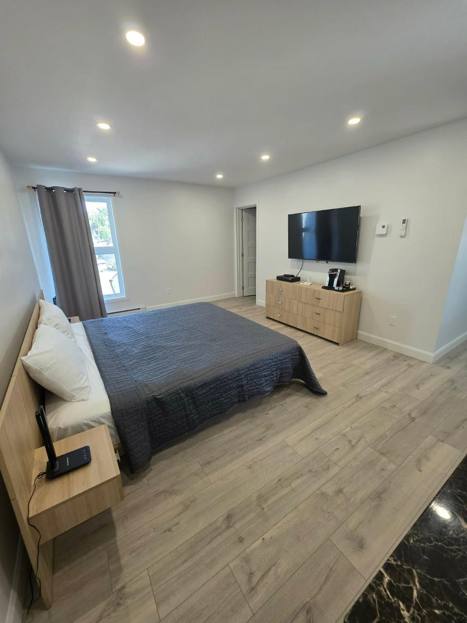 Bed, TV and multimedia, Bedroom