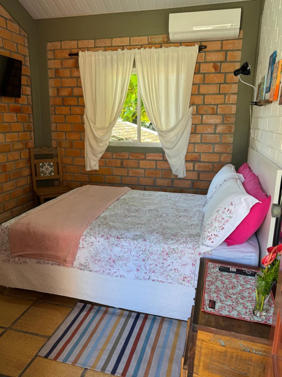 Bed, TV and multimedia, Photo of the whole room, Bedroom, air conditioner