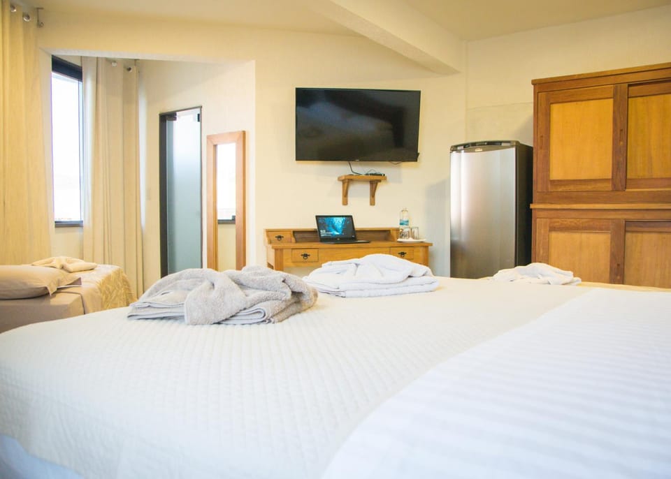 Bed, TV and multimedia, Photo of the whole room, Bedroom, towels, wardrobe