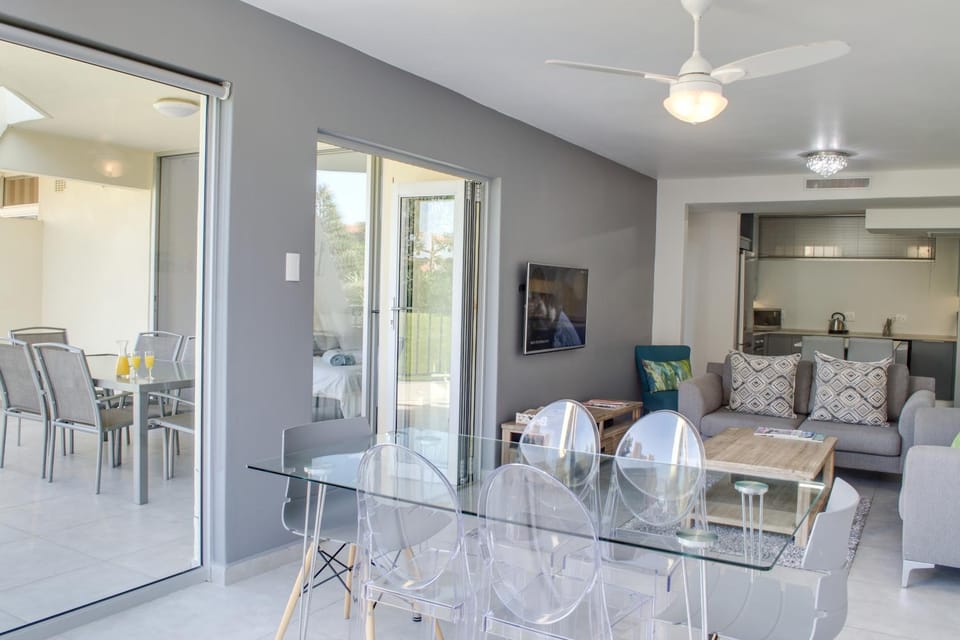 TV and multimedia, Balcony/Terrace, Kitchen or kitchenette, Living room, Seating area, Dining area