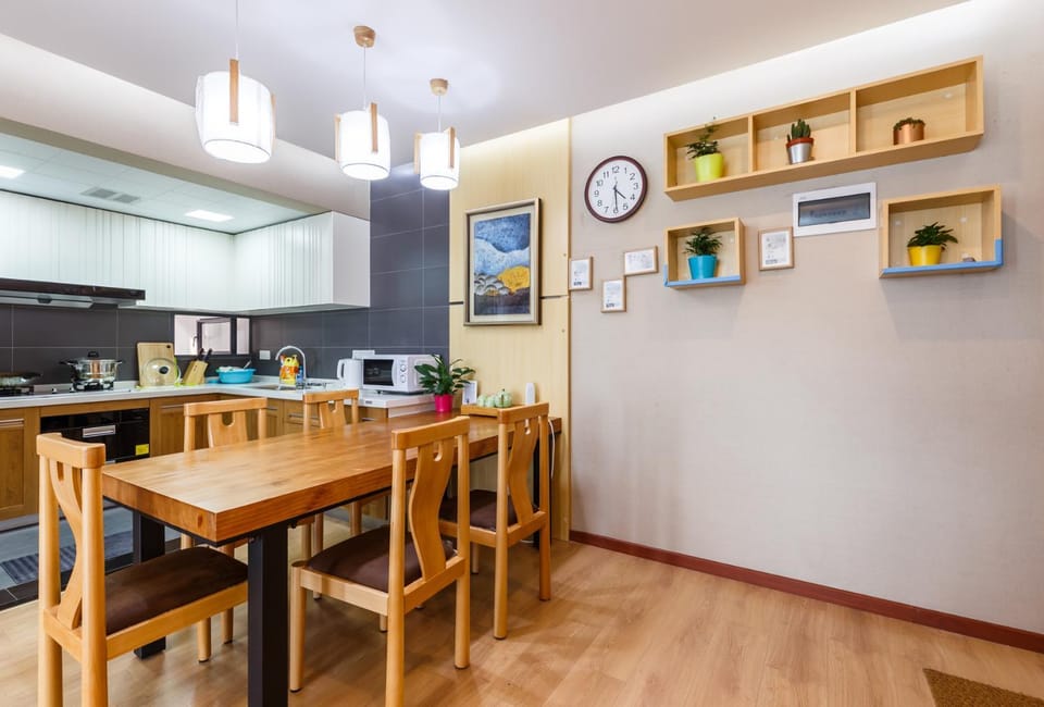Kitchen or kitchenette, Dining area, minibar