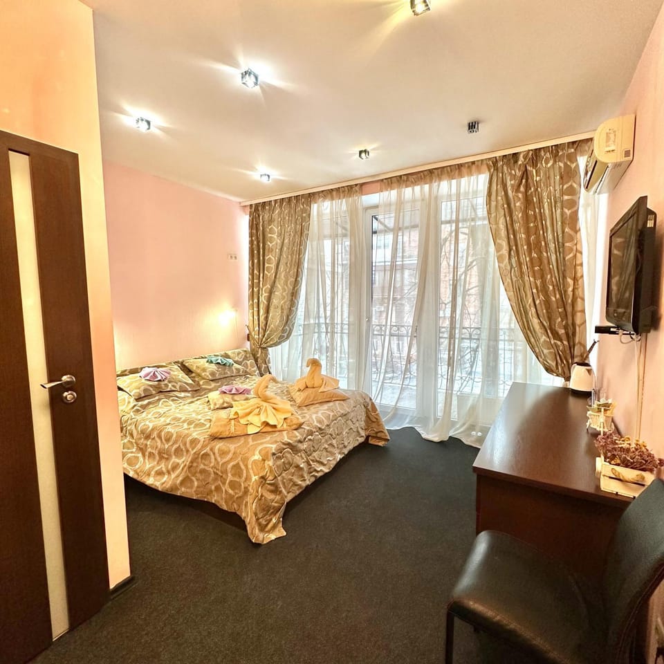 Bed, TV and multimedia, Coffee/tea facilities, Balcony/Terrace, Photo of the whole room, Dining area, Bedroom, internet, towels, air conditioner