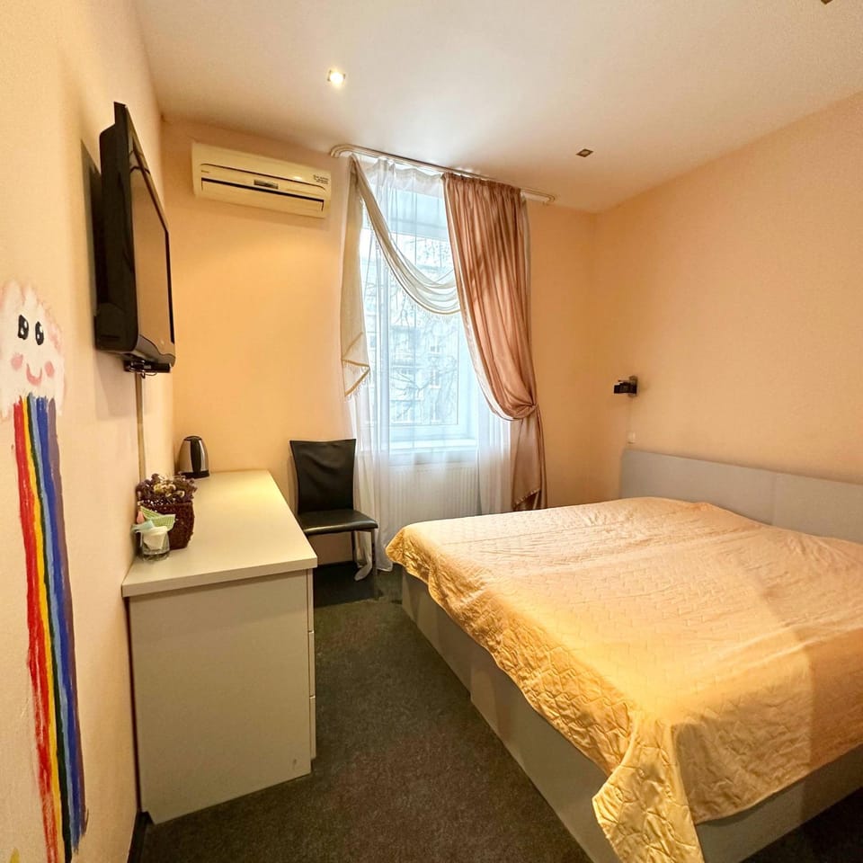 Bed, TV and multimedia, Coffee/tea facilities, View (from property/room), Photo of the whole room, Dining area, Inner courtyard view, hair dresser, internet, air conditioner