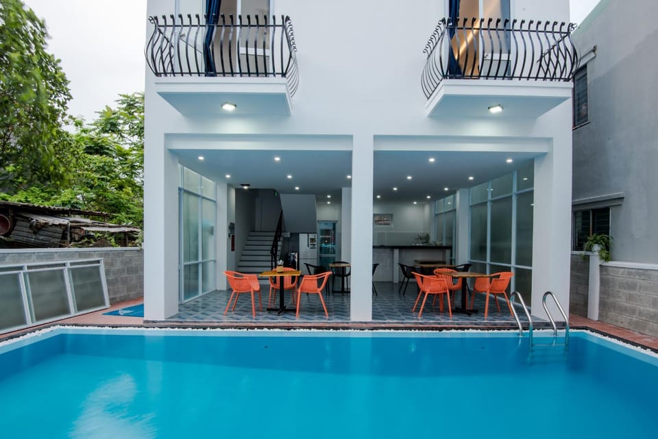 Restaurant/places to eat, Swimming pool