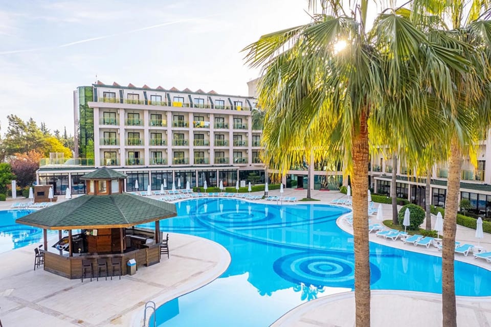 Property building, Day, Pool view, Swimming pool, sunbed