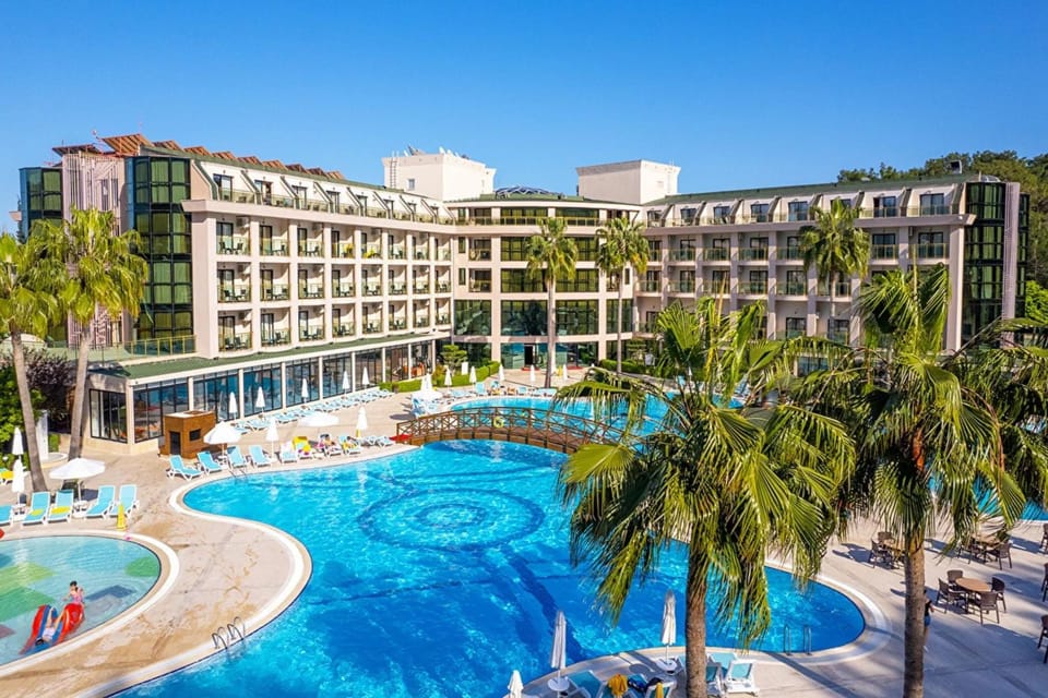Property building, Day, Swimming pool, sunbed