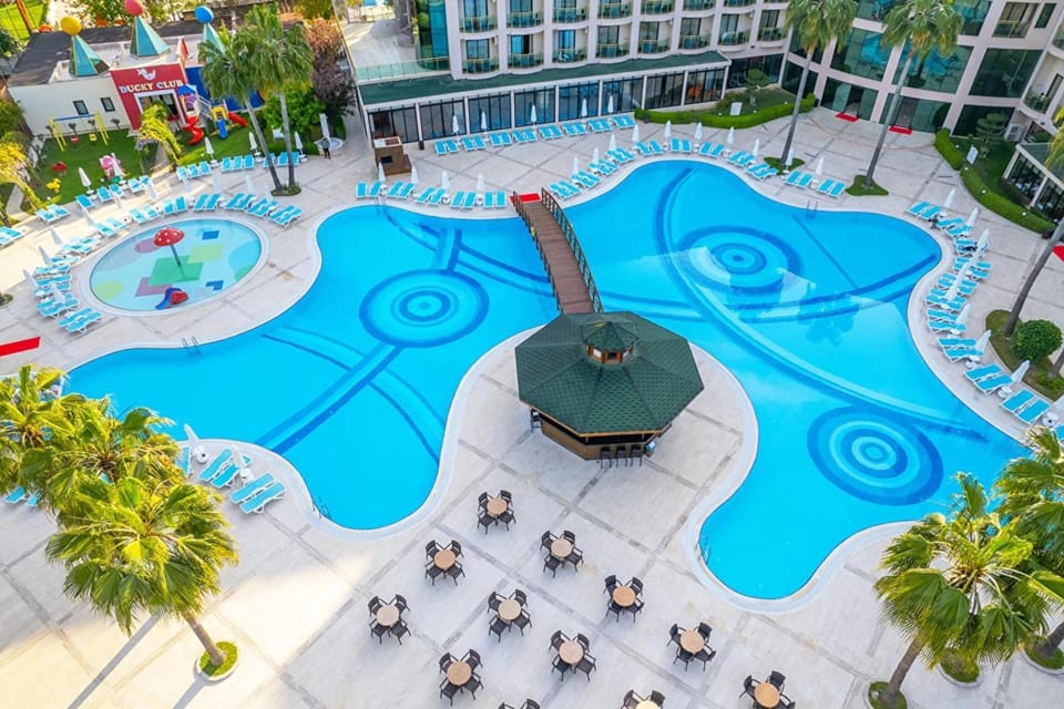 Property building, Day, Pool view, Swimming pool, sunbed
