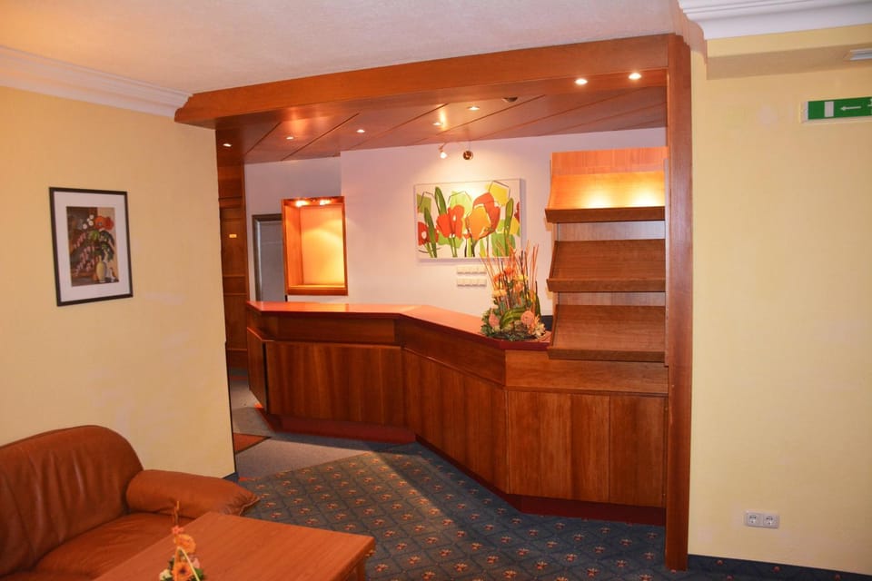 Communal lounge/ TV room, Lobby or reception