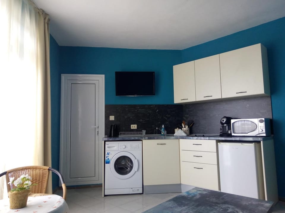 Kitchen or kitchenette, Family