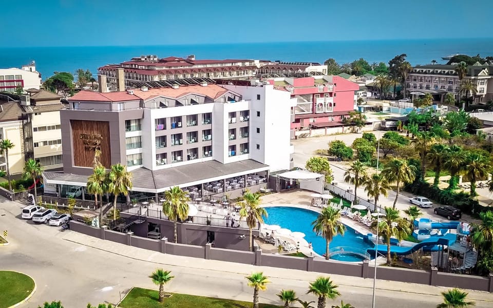 Property building, Bird's eye view, Pool view, Location