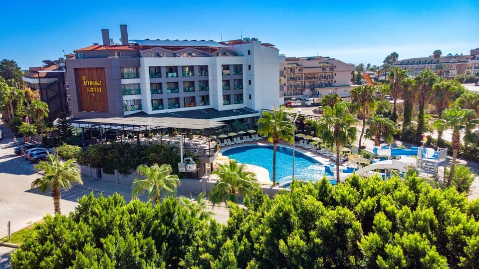Property building, Day, Bird's eye view, Swimming pool, Location, Parking