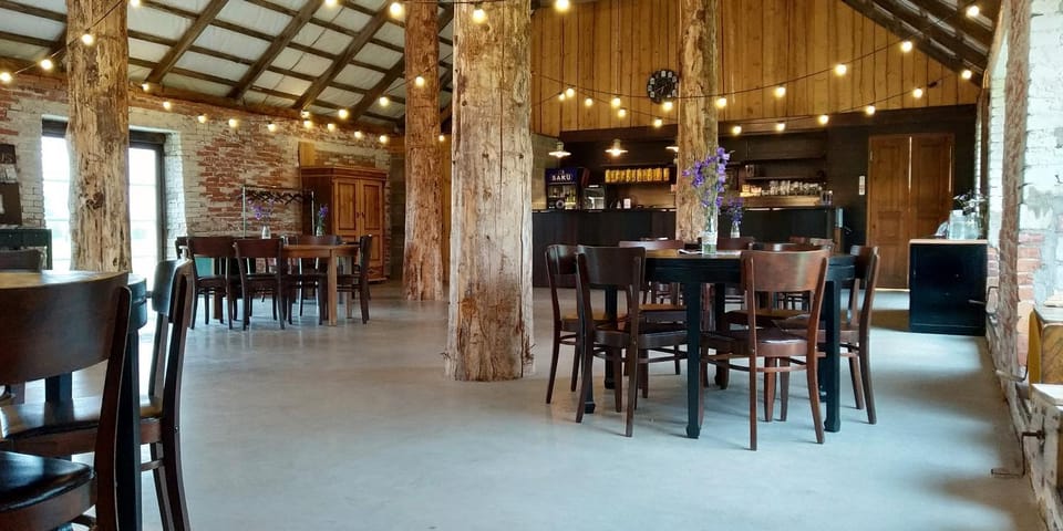 Restaurant/places to eat, Lounge or bar, Banquet/Function facilities, Seating area