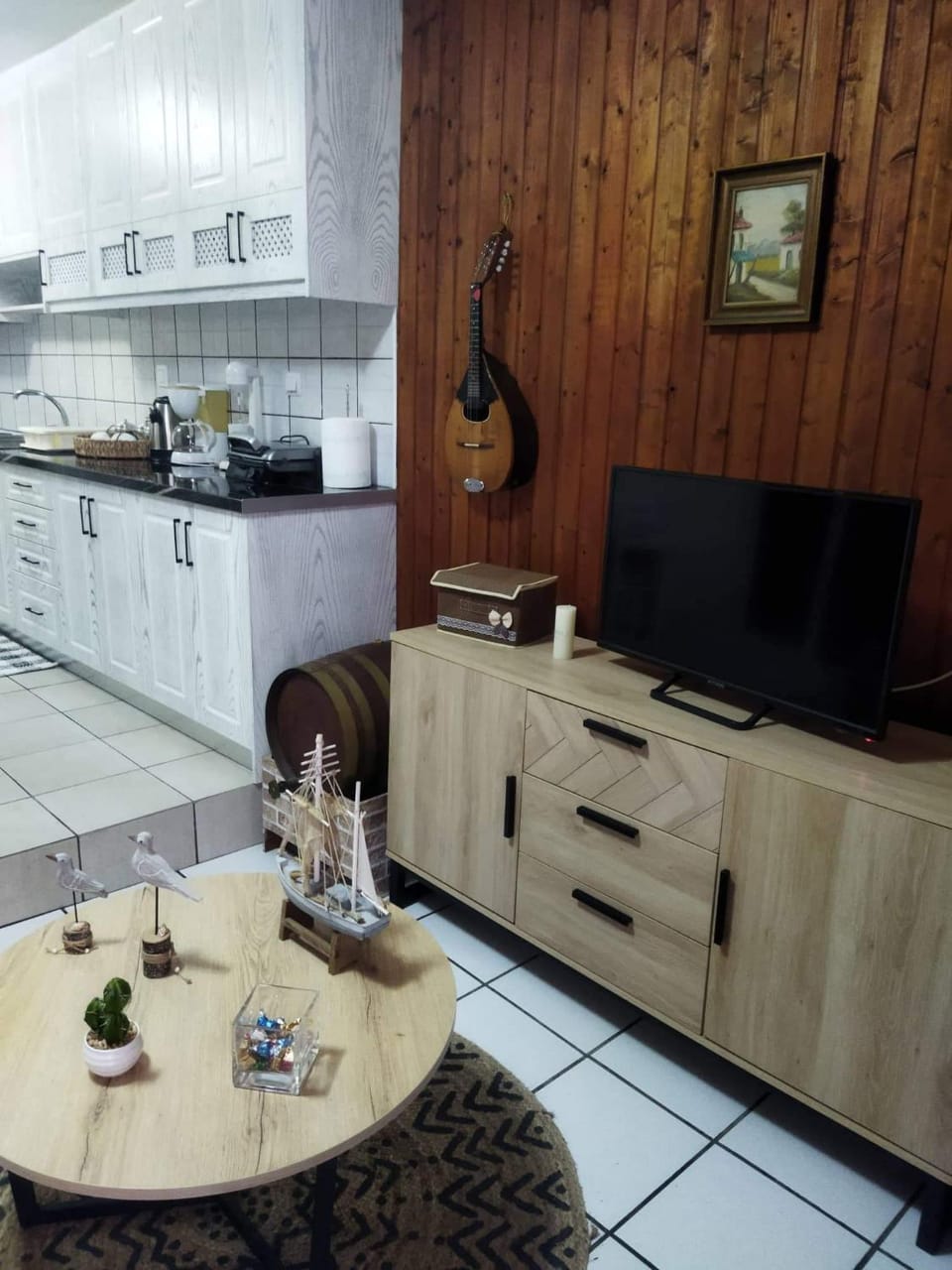 Kitchen or kitchenette, Dining area, Drinks