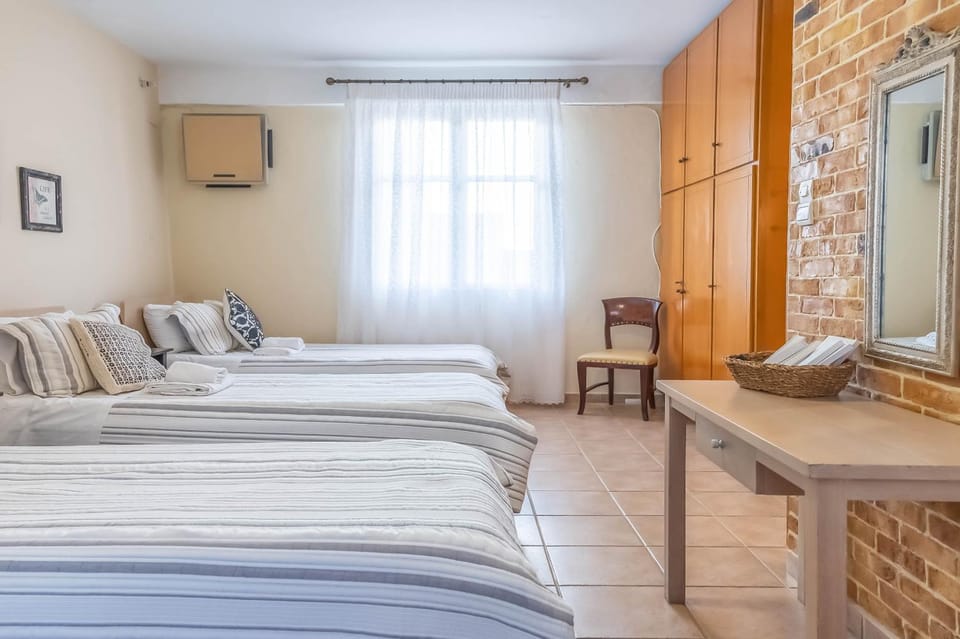 Bed, Photo of the whole room, Bedroom, air conditioner