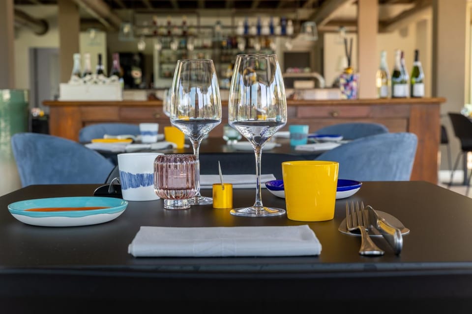 Restaurant/places to eat, Lounge or bar