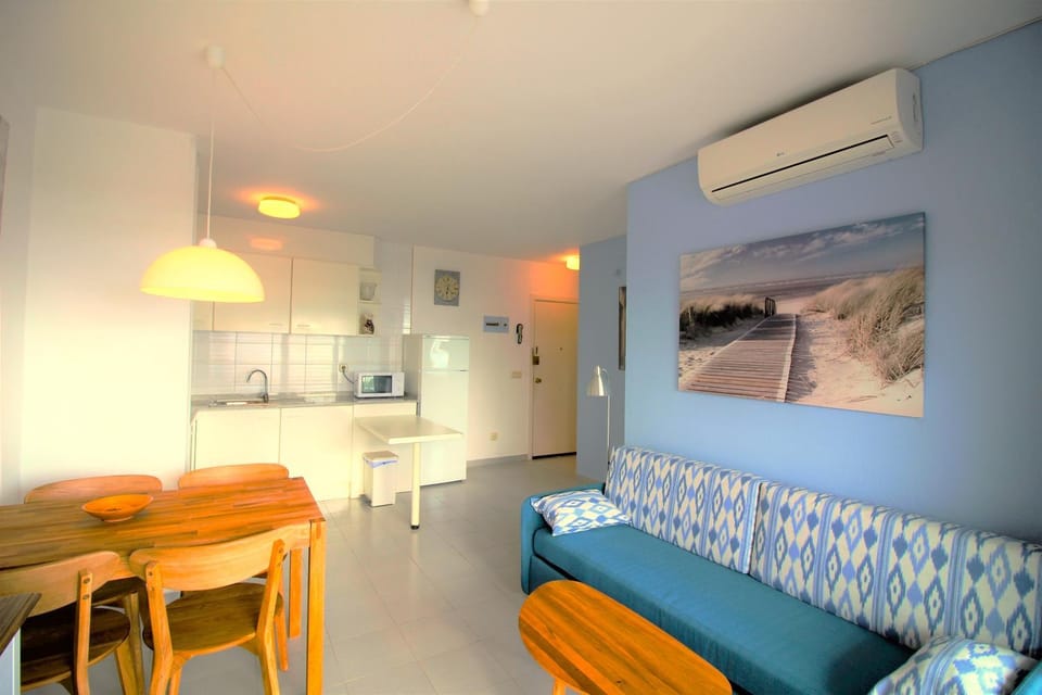 Kitchen or kitchenette, Living room, Seating area, Dining area, minibar, stove, air conditioner