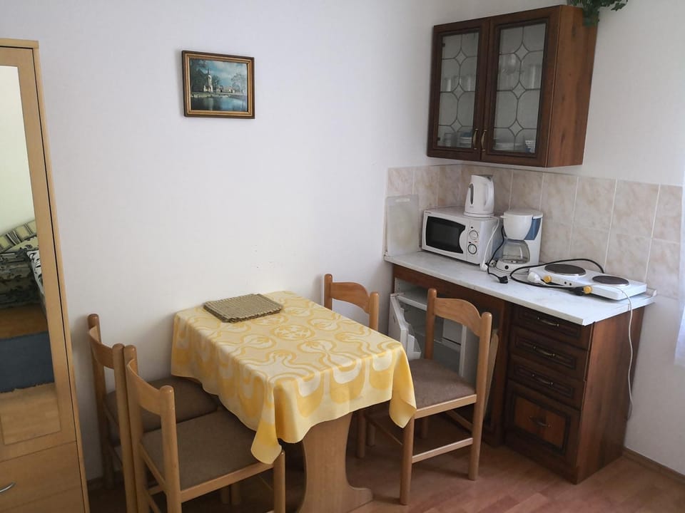 Coffee/tea facilities, Kitchen or kitchenette, minibar, stove