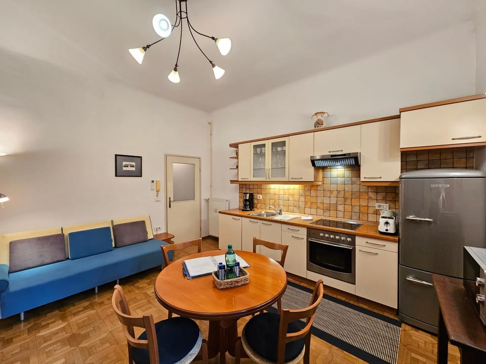Coffee/tea facilities, Kitchen or kitchenette, Photo of the whole room, Seating area, Dining area, dishwasher, minibar, oven, pet friendly, stove, toaster, kitchen