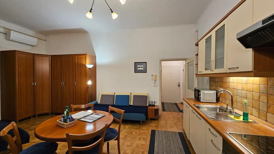 Facade/entrance, Photo of the whole room, Seating area, Dining area, microwave, oven, kitchen