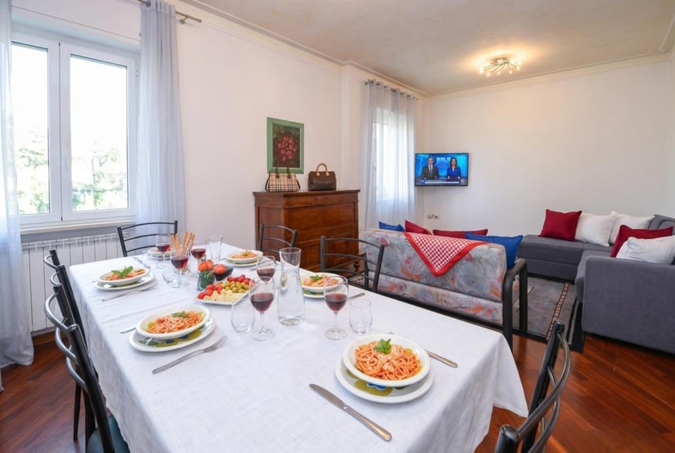 TV and multimedia, Seating area, Dining area