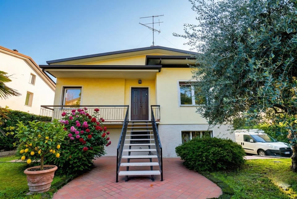 Property building, Garden, Parking