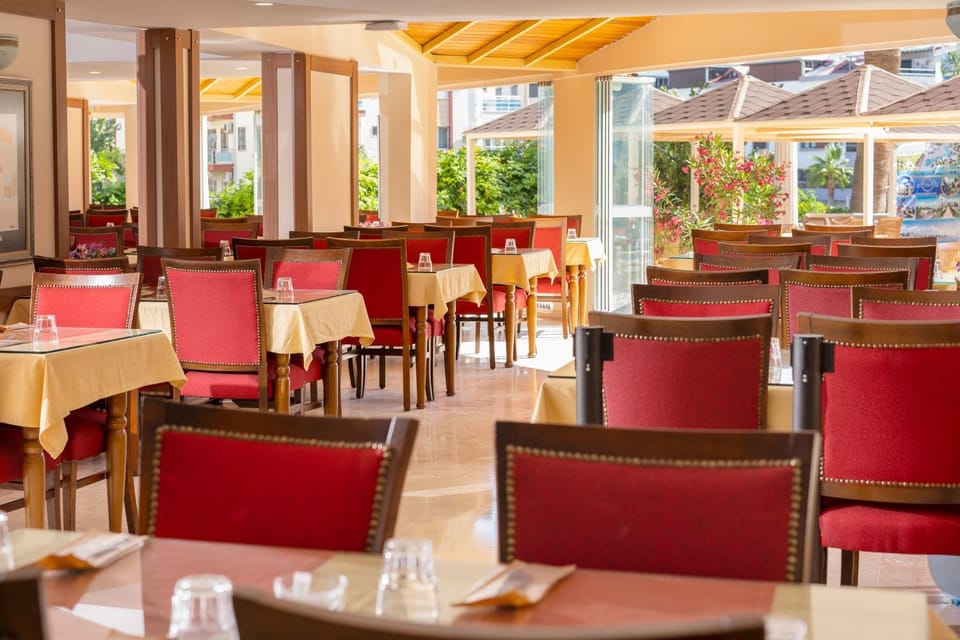 Property building, Restaurant/places to eat, Living room, Banquet/Function facilities, Seating area, Swimming pool, Breakfast