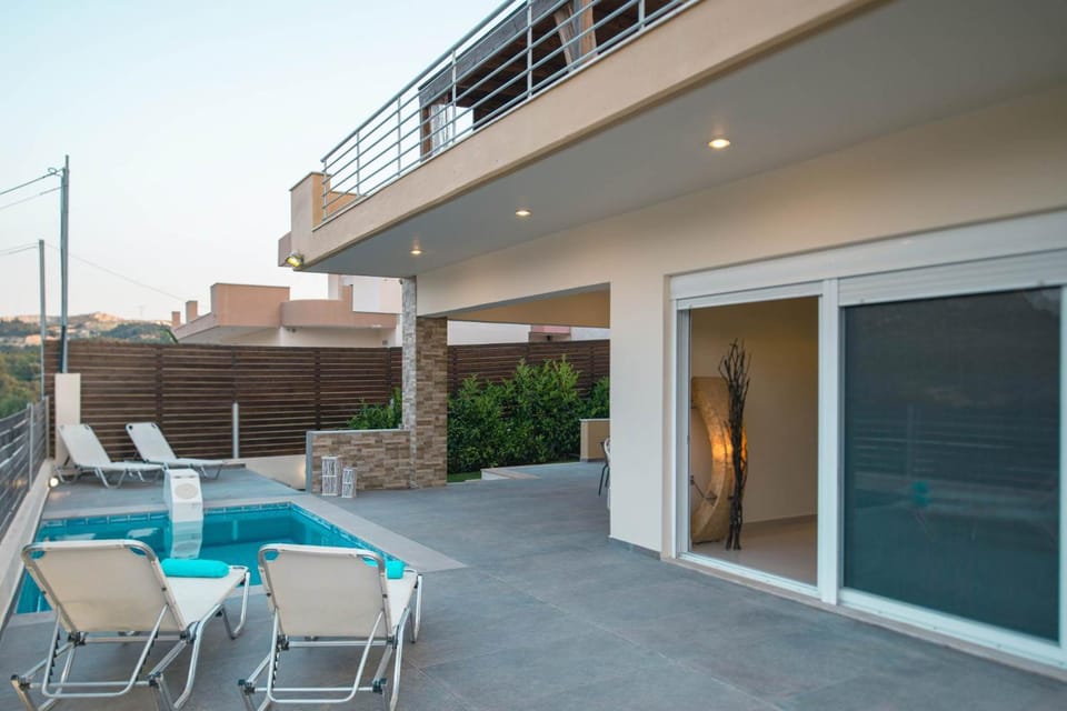 Swimming pool, sunbed