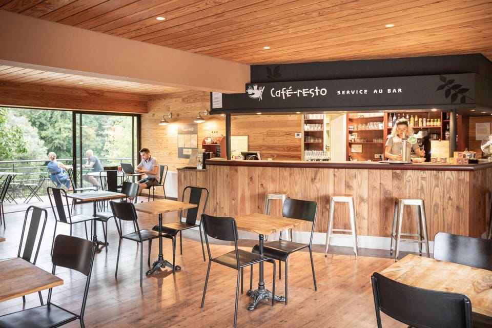 Property building, Restaurant/places to eat, Food and drinks, Seating area, Food