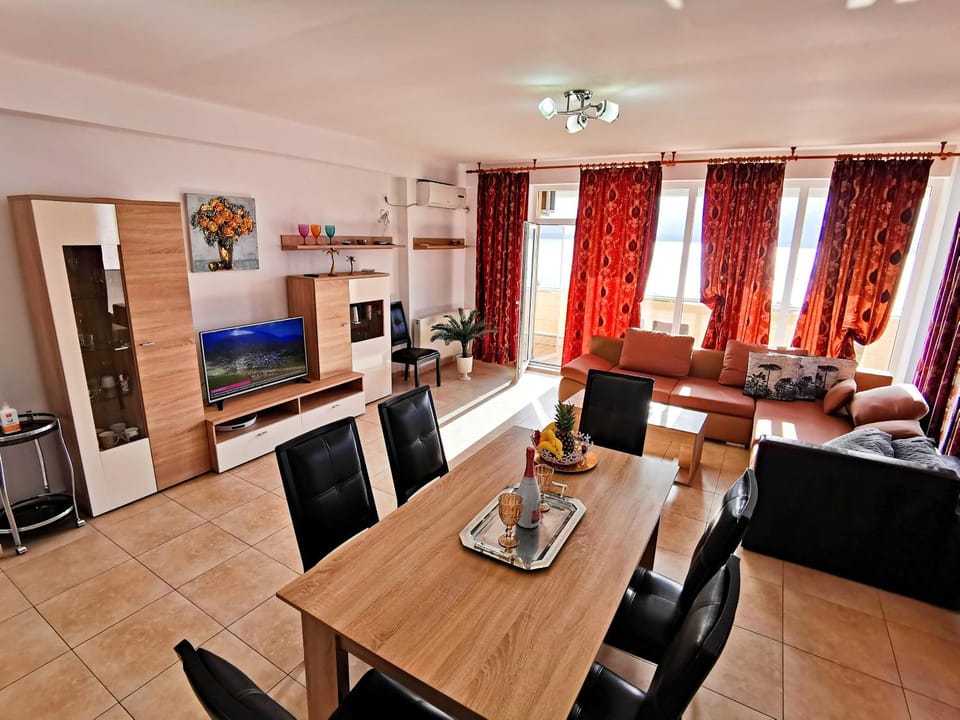 Communal lounge/ TV room, Seating area, Dining area